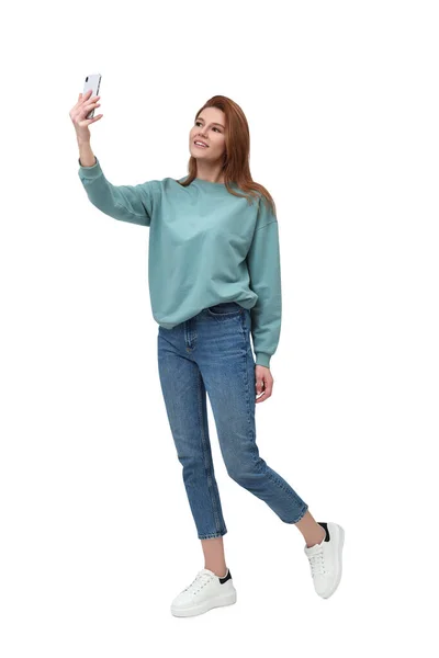 Belle Femme Prenant Selfie Sur Fond Blanc — Photo