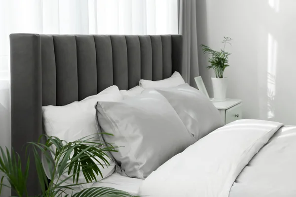 Κομψό Εσωτερικό Υπνοδωμάτιο Άνετο Κρεβάτι Και Όμορφα Φυτά Εσωτερικού Χώρου — Φωτογραφία Αρχείου