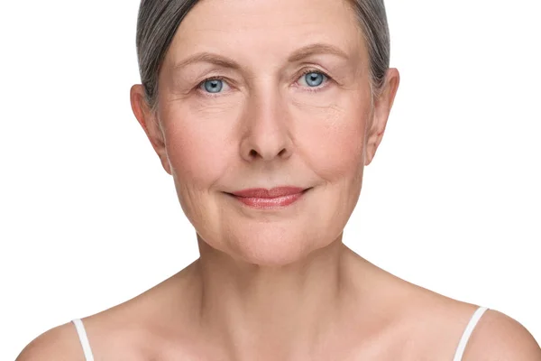 Portret Starszej Kobiety Starzejącą Się Skórą Białym Tle Leczenie Odmładzania — Zdjęcie stockowe