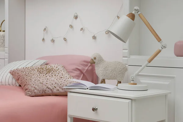 Yatak Odasındaki Beyaz Komodinin Üzerindeki Lamba — Stok fotoğraf