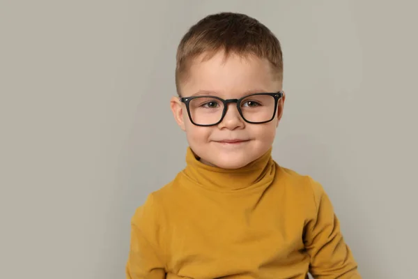 Netter Kleiner Junge Mit Brille Auf Hellgrauem Hintergrund Raum Für — Stockfoto