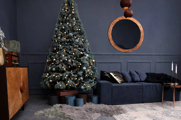 Oturma Odasının Içinde Noel Ağacı Şenlikli Bir Dekor Var — Stok fotoğraf