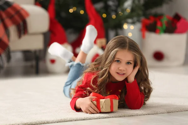 Szczęśliwa Dziewczyna Leżąca Miękkim Dywanie Prezentem Świątecznym Domu — Zdjęcie stockowe