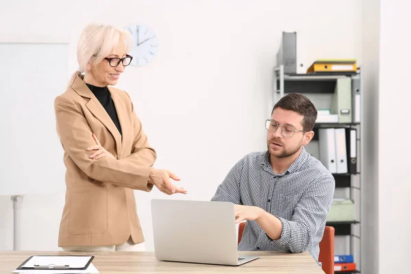 stock image Boss and employee with laptop discussing work issues in office