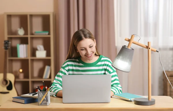 Çevrimiçi Öğrenme Evde Dizüstü Bilgisayarda Yazan Gülümseyen Genç Kız — Stok fotoğraf