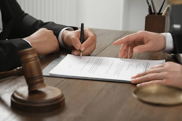 Hukuk Adalet Ofisteki Ahşap Masada Evraklarla Çalışan Avukatlar Yakın Plan — Stok fotoğraf