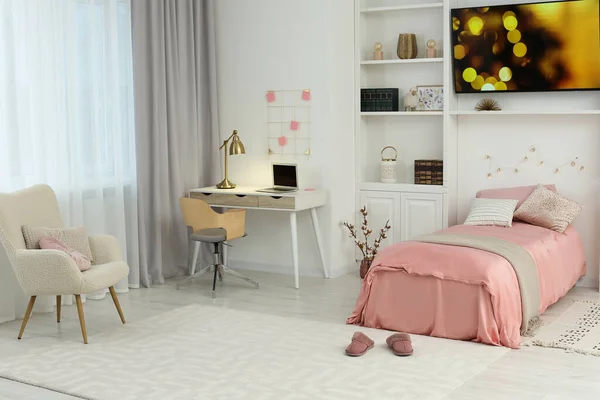 Şık Bir Gencin Odası Rahat Yatak Işyeri Modern Seti Var — Stok fotoğraf
