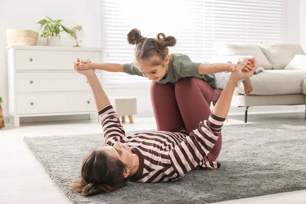 Junge Mutter Und Ihre Tochter Haben Gemeinsam Spaß Hause — Stockfoto