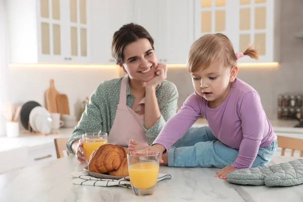 Matka Její Dcera Spolu Snídají Kuchyni — Stock fotografie