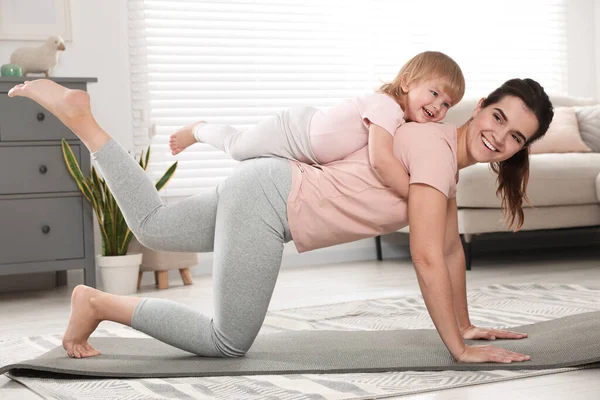 Mãe Fazendo Exercício Com Sua Filha Casa — Fotografia de Stock