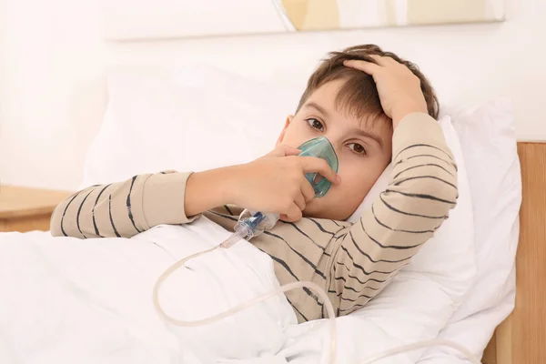 Çocuk Evde Yatakta Nebulizör Kullanıyor — Stok fotoğraf