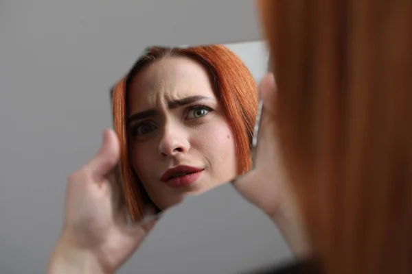 Νεαρή Γυναίκα Κοιτάζει Τον Εαυτό Της Κομμάτια Από Σπασμένο Καθρέφτη — Φωτογραφία Αρχείου