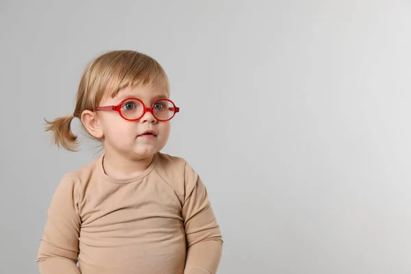 Χαριτωμένο Κοριτσάκι Γυαλιά Ανοιχτό Γκρι Φόντο Χώρος Για Κείμενο — Φωτογραφία Αρχείου