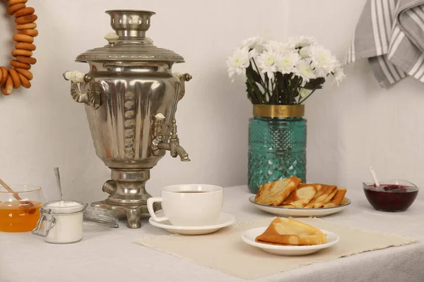 Vintage Samovar Cup Hot Drink Snacks Served Table Indoors Traditional — Stock Fotó