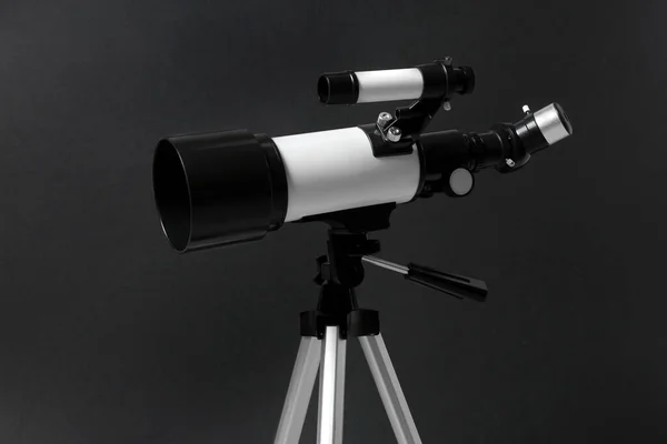 Trípode Con Telescopio Moderno Sobre Fondo Negro Primer Plano —  Fotos de Stock