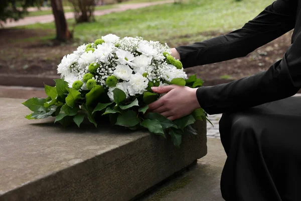 Žena Věnec Květin Blízkosti Náhrobku Venku Detailní Záběr Pohřební Atribut — Stock fotografie