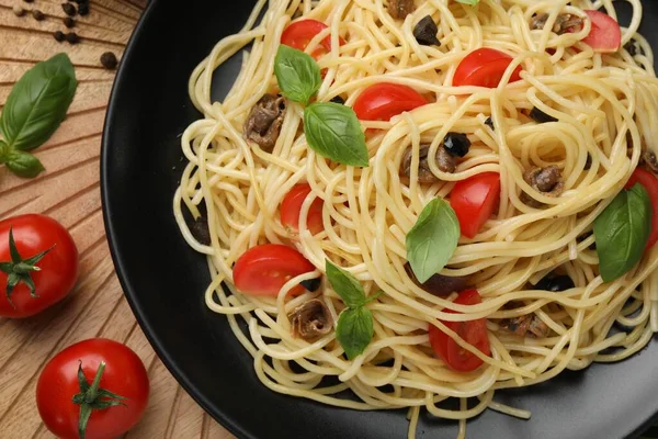 Köstliche Pasta Mit Sardellen Tomaten Und Basilikum Auf Dem Tisch — Stockfoto