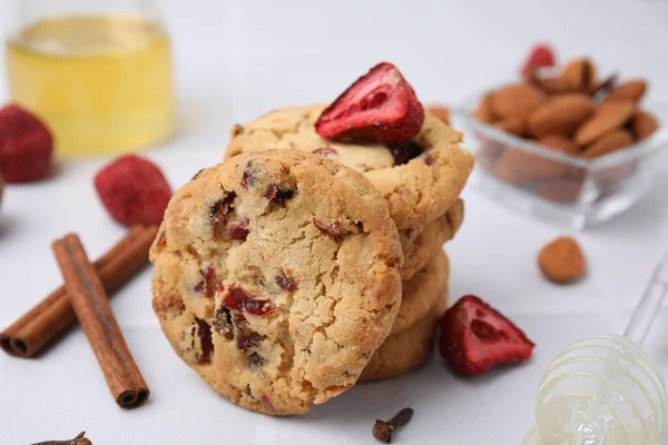 Sušenky Zmrazeným Sušeným Ovocem Skořicí Medem Ořechy Bílém Stole Detailní — Stock fotografie