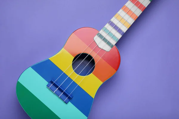 Ukulele Colorido Fundo Roxo Vista Superior Instrumento Musical Cordas — Fotografia de Stock