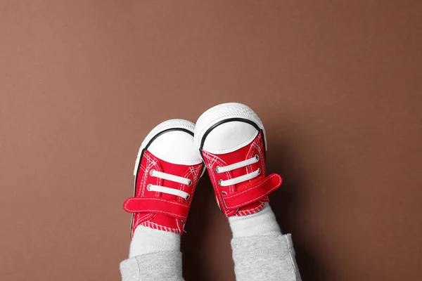 Μικρό Παιδί Κομψό Κόκκινο Gumshoes Καφέ Φόντο Top View — Φωτογραφία Αρχείου