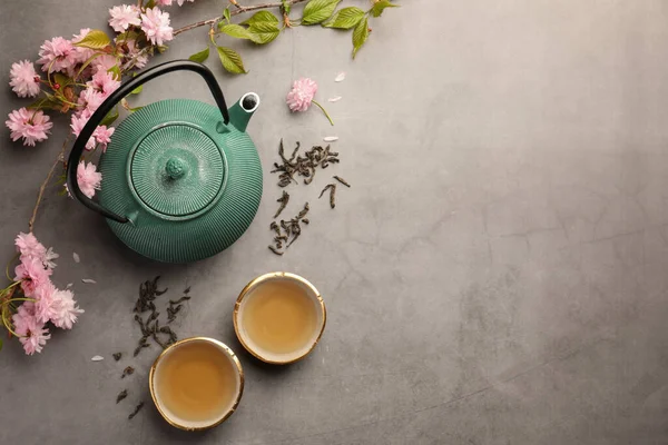 传统的仪式 茶壶和樱花放在灰色的桌子上 平铺着文字的空间 — 图库照片