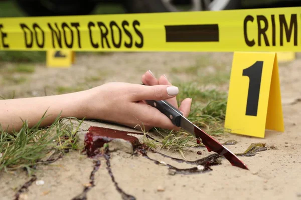 Escena Del Crimen Con Cuerpo Mujer Muerta Cuchillo Ensangrentado Rotulador — Foto de Stock