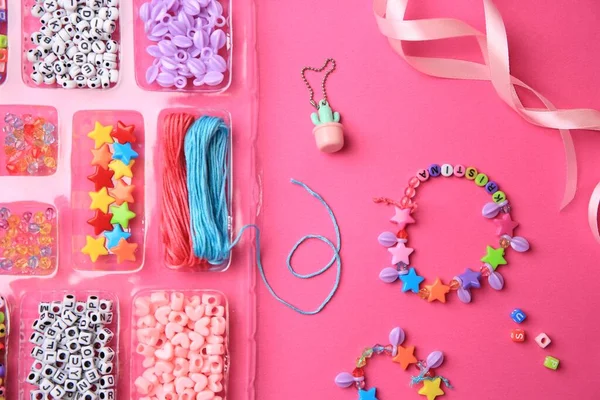 Handgemaakte Sieraden Kit Voor Kinderen Kleurrijke Kralen Lint Armbanden Felroze — Stockfoto