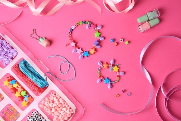 Ręcznie Robiony Zestaw Biżuterii Dla Dzieci Kolorowe Koraliki Wstążki Bransoletki — Zdjęcie stockowe