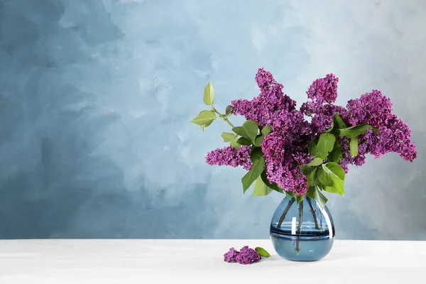 Красиві Бузкові Квіти Вазі Білому Столі Простір Тексту — стокове фото