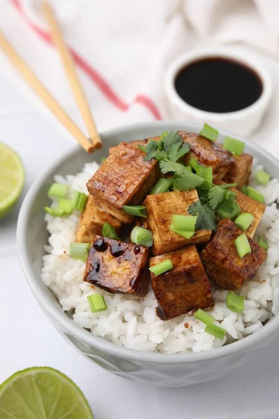 Bol Riz Avec Tofu Frit Légumes Verts Sur Table Carrelée — Photo