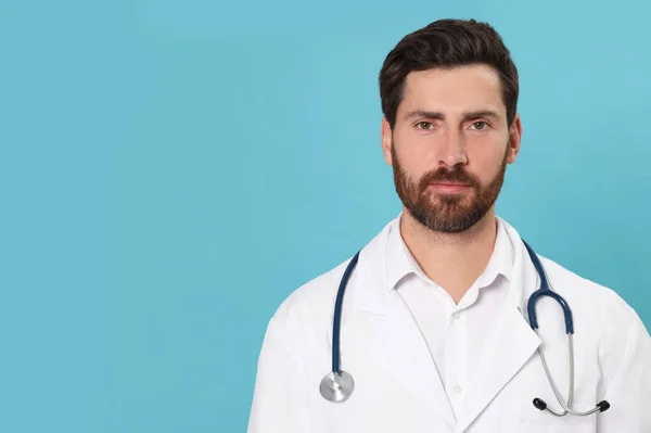 Krankenschwester Arztuniform Mit Stethoskop Auf Hellblauem Hintergrund Platz Für Text — Stockfoto