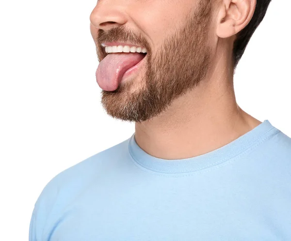 男は白い背景に彼の舌を示す クローズアップ — ストック写真
