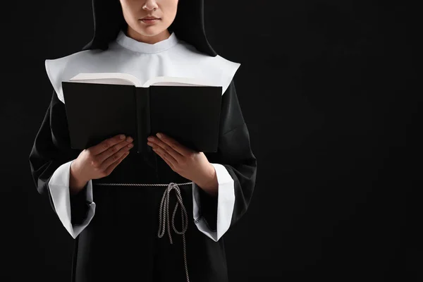Siyah Arka Planda Ncil Okuyan Rahibe Yakın Plan Metin Için — Stok fotoğraf