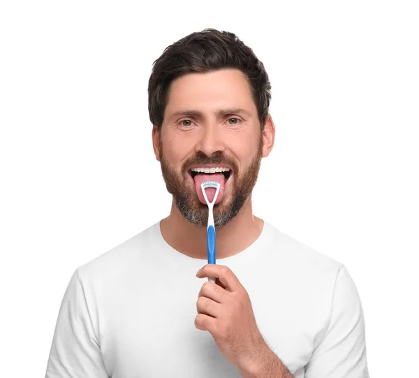 Glücklicher Mann Beim Zungenpinseln Mit Reiniger Auf Weißem Hintergrund — Stockfoto