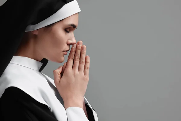 Elleri Sımsıkı Bağlı Rahibe Gri Arka Planda Tanrı Dua Ediyor — Stok fotoğraf