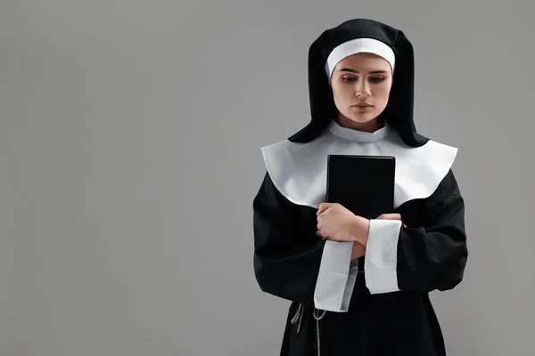 Gri Arkaplanda Ncil Olan Rahibe Metin Için Boşluk — Stok fotoğraf