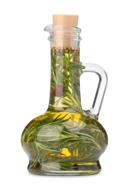 Beyaza izole edilmiş baharat ve bitkilerle dolu cam sürahi yemek yağı.