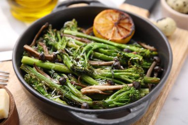 Lezzetli brokoli, mantar ve limon, yakın plan.