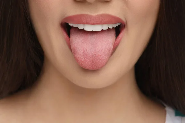 Vrouw Met Naakt Lippenstift Tonen Haar Tong Close — Stockfoto