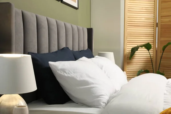 Cómoda Cama Con Almohadas Suaves Una Habitación Elegante Diseño Interiores —  Fotos de Stock
