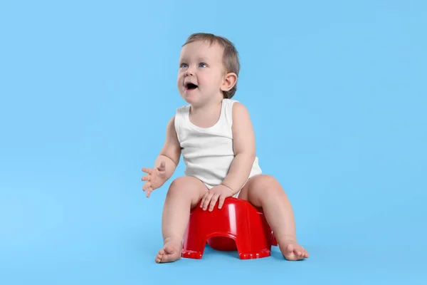 Küçük Çocuk Açık Mavi Arka Planda Bebek Tuvaletinde Oturuyor Metin — Stok fotoğraf