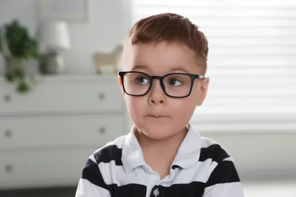 집에서 안경을 감정적 어린이 — 스톡 사진