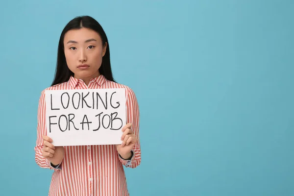 寻找浅蓝色背景工作 标语的亚洲失业妇女 案文的篇幅 — 图库照片