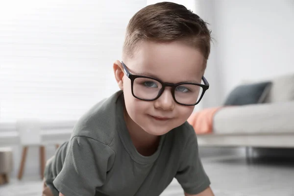 Söt Liten Pojke Glasögon Hemma — Stockfoto
