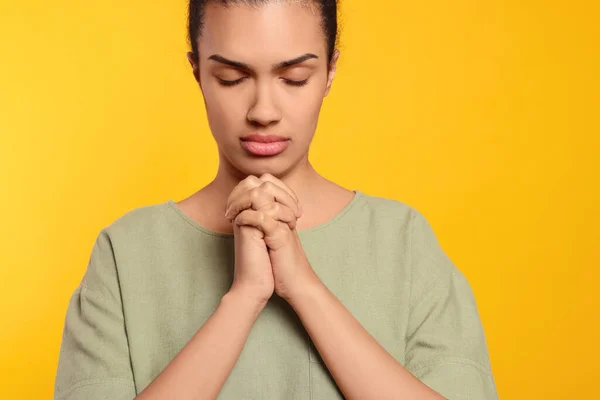Mujer Afroamericana Con Las Manos Cerradas Rezando Dios Sobre Fondo — Foto de Stock