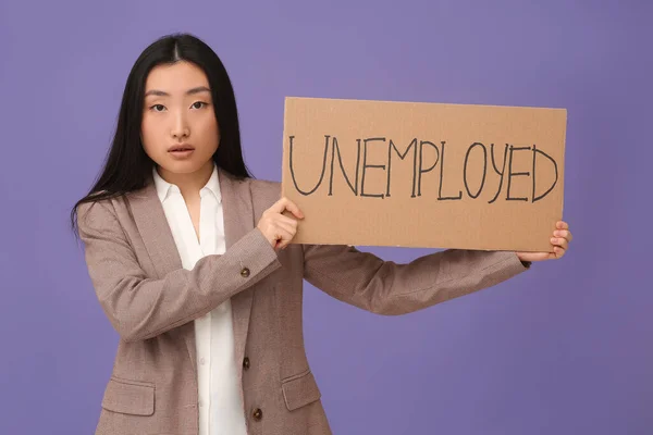 Ásia Mulher Segurando Sinal Com Palavra Desempregado Roxo Fundo — Fotografia de Stock