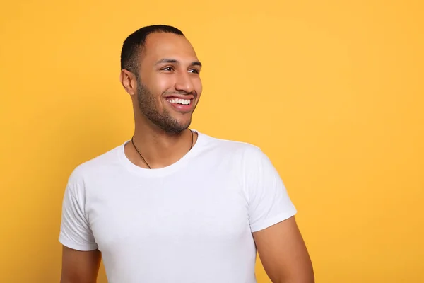 Retrato Del Hombre Afroamericano Feliz Sobre Fondo Naranja Espacio Para — Foto de Stock