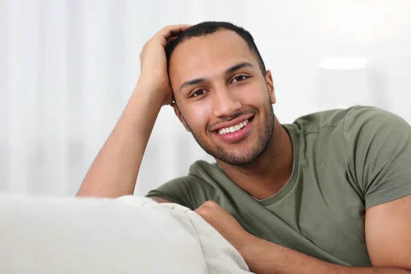 Porträt Eines Lächelnden Afroamerikaners Auf Dem Heimischen Sofa — Stockfoto