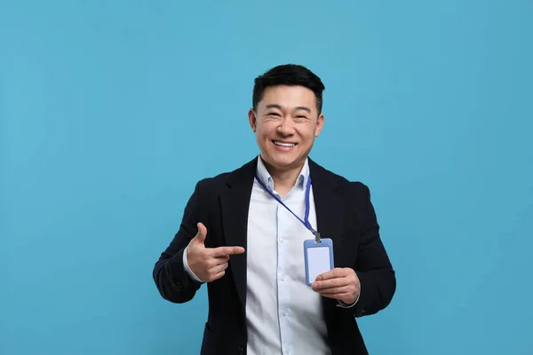 Gelukkig Aziatische Man Wijzend Naar Vip Pass Badge Licht Blauwe — Stockfoto