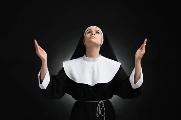 Rahibe Siyah Arka Planda Tanrı Dua Ediyor — Stok fotoğraf